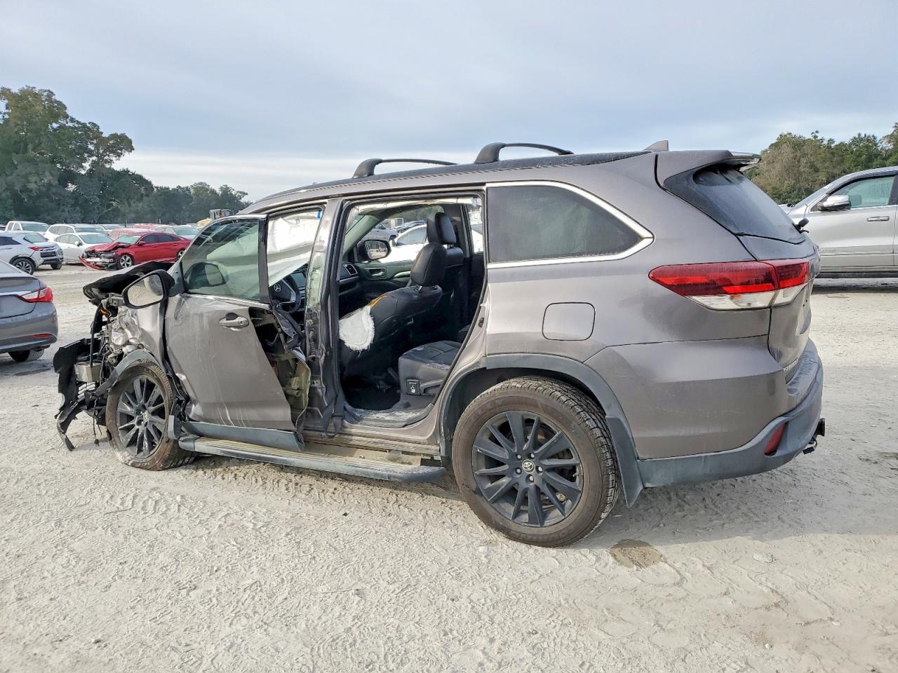 2019 TOYOTA HIGHLANDER SE photo 2