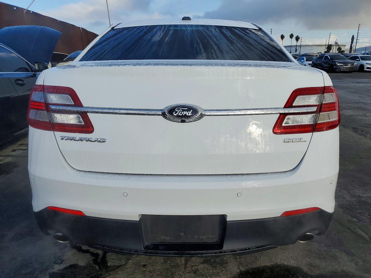 2018 FORD TAURUS SEL photo 6
