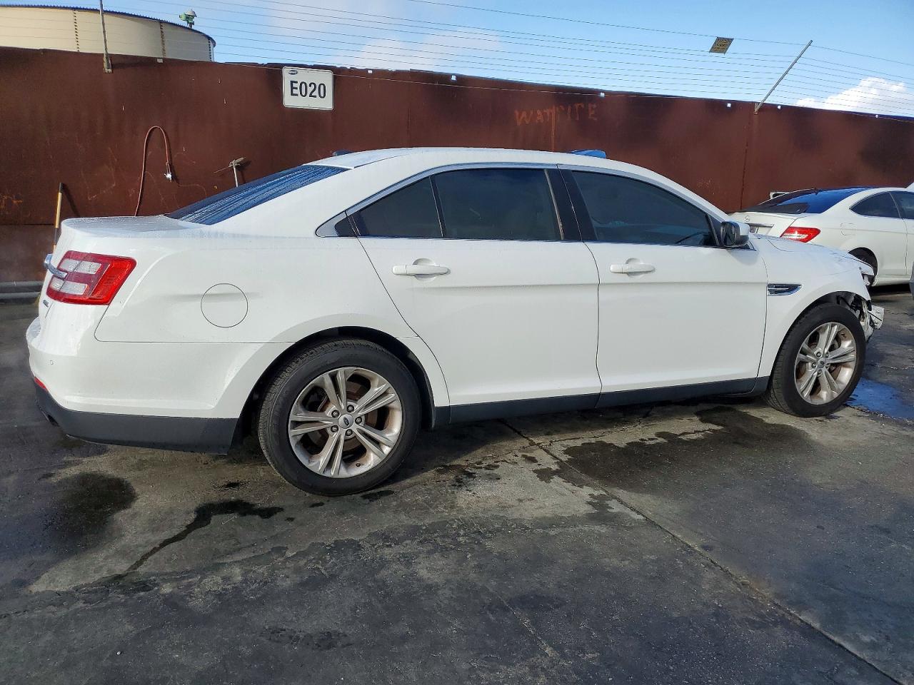 2018 FORD TAURUS SEL photo 3