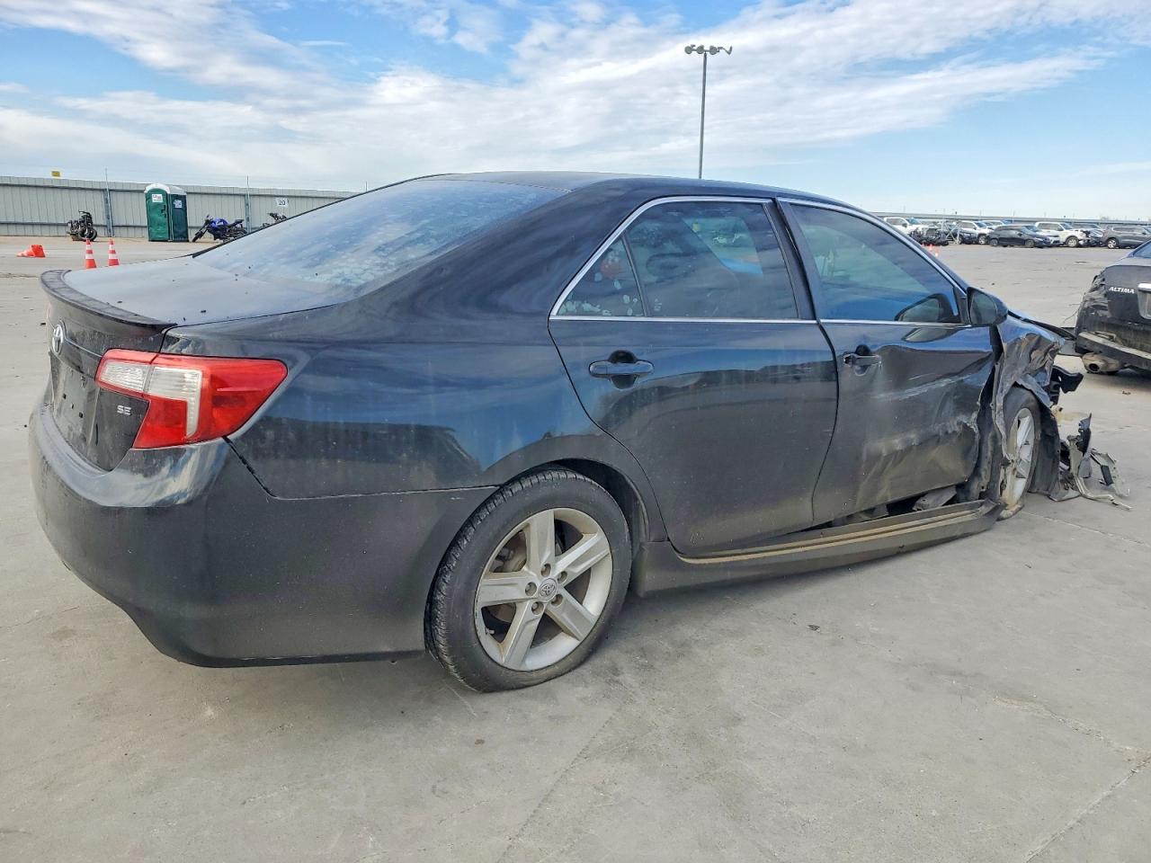2014 TOYOTA CAMRY L photo 3