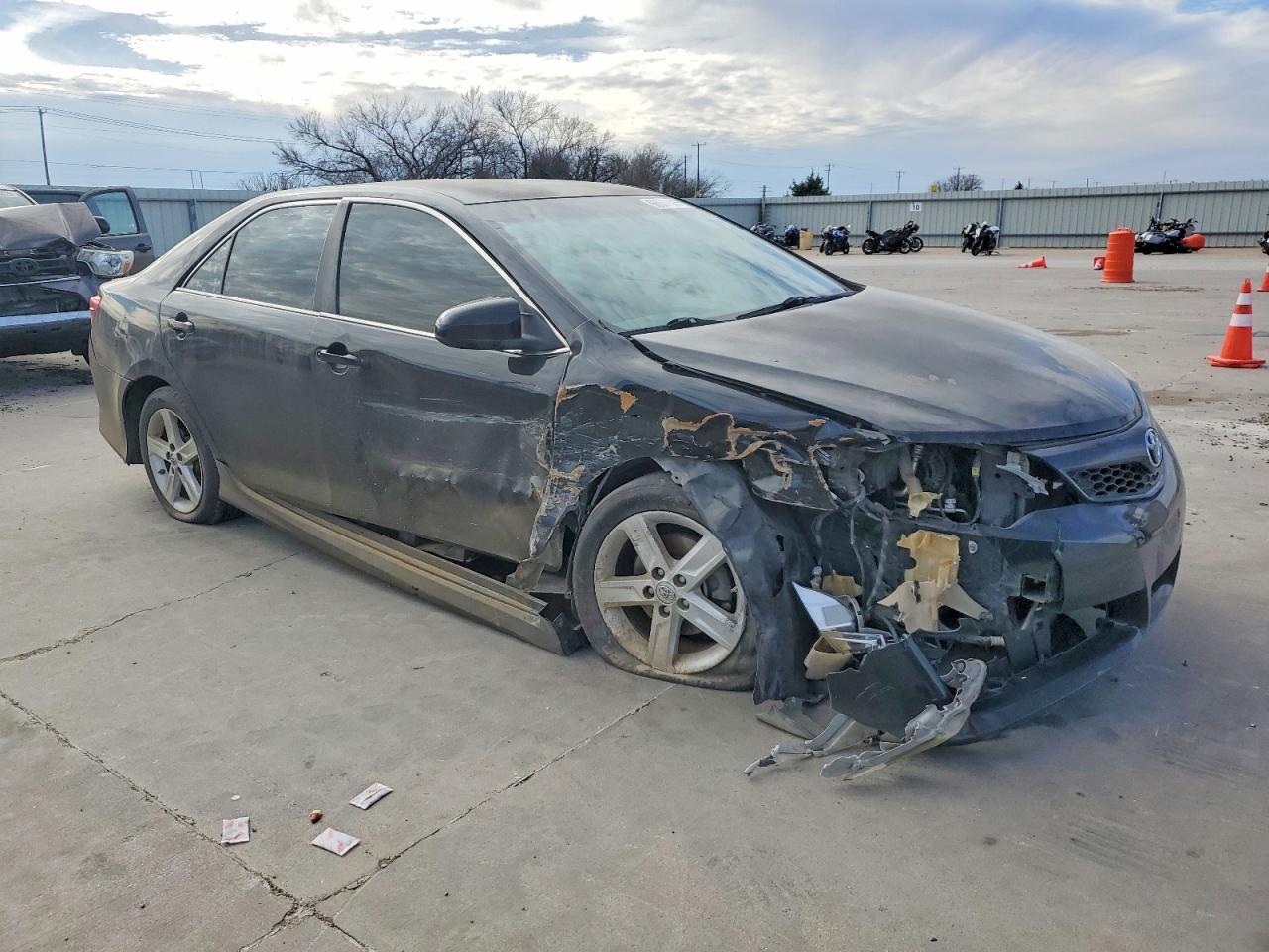 2014 TOYOTA CAMRY L photo 4