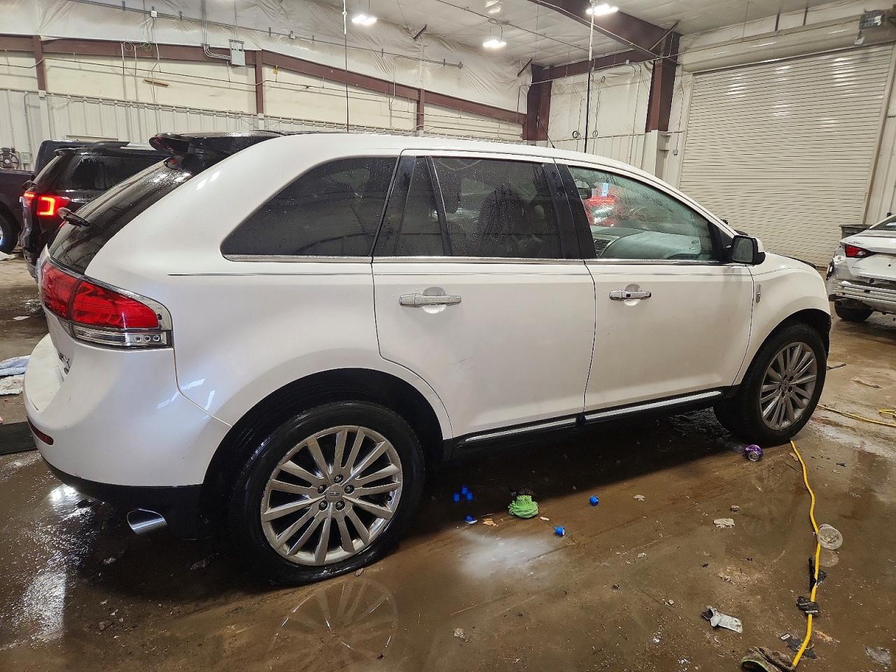 2011 LINCOLN MKX photo 3