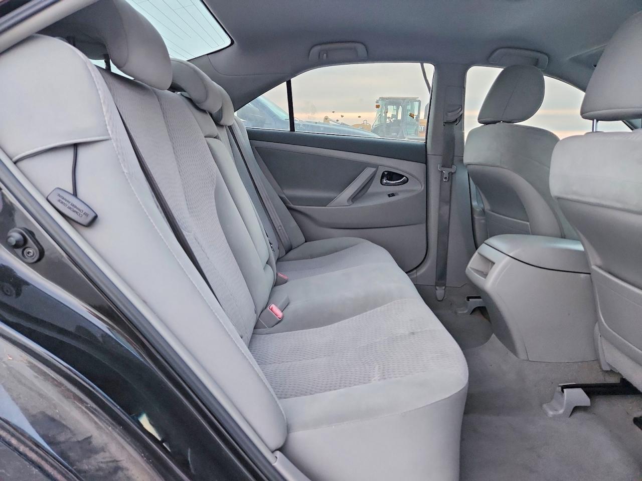 2011 TOYOTA CAMRY LE photo 10