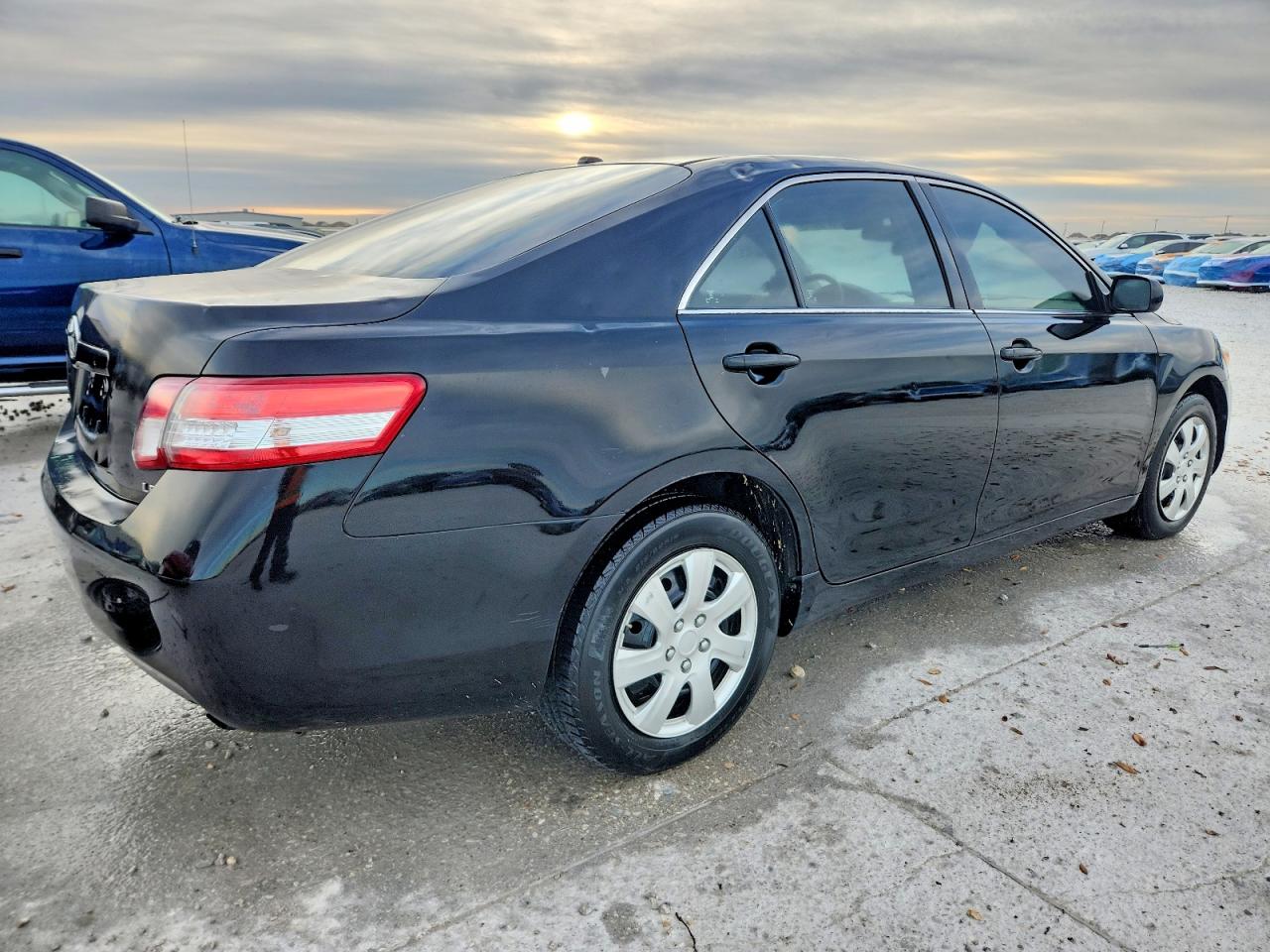 2011 TOYOTA CAMRY LE photo 3