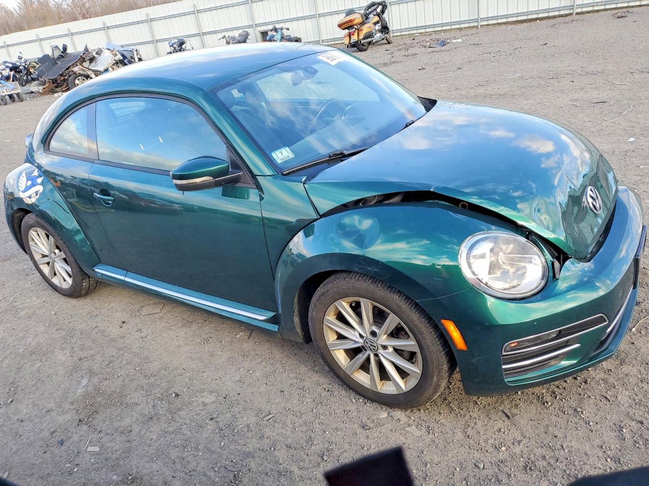 2017 VOLKSWAGEN BEETLE SE photo 4
