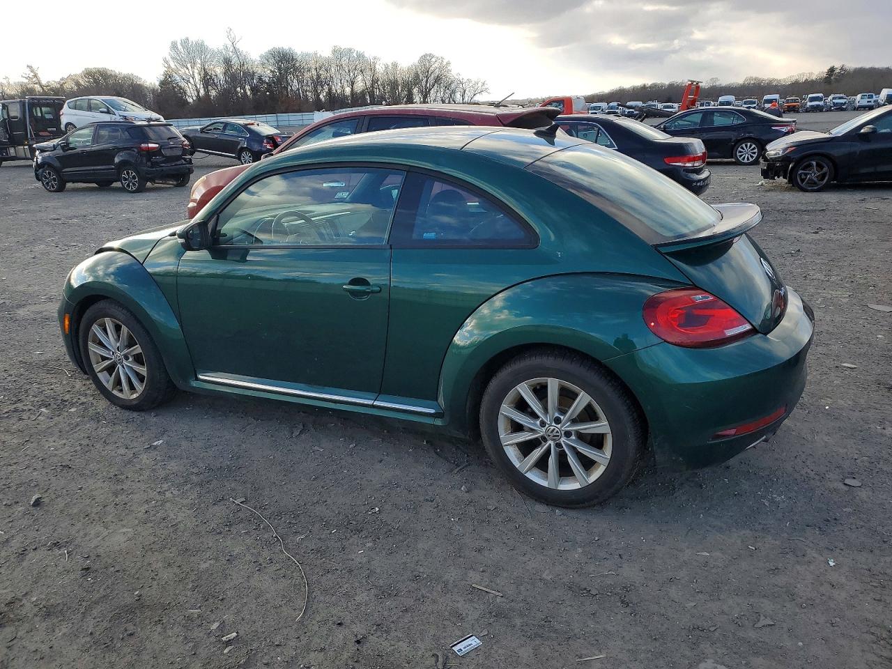 2017 VOLKSWAGEN BEETLE SE photo 2