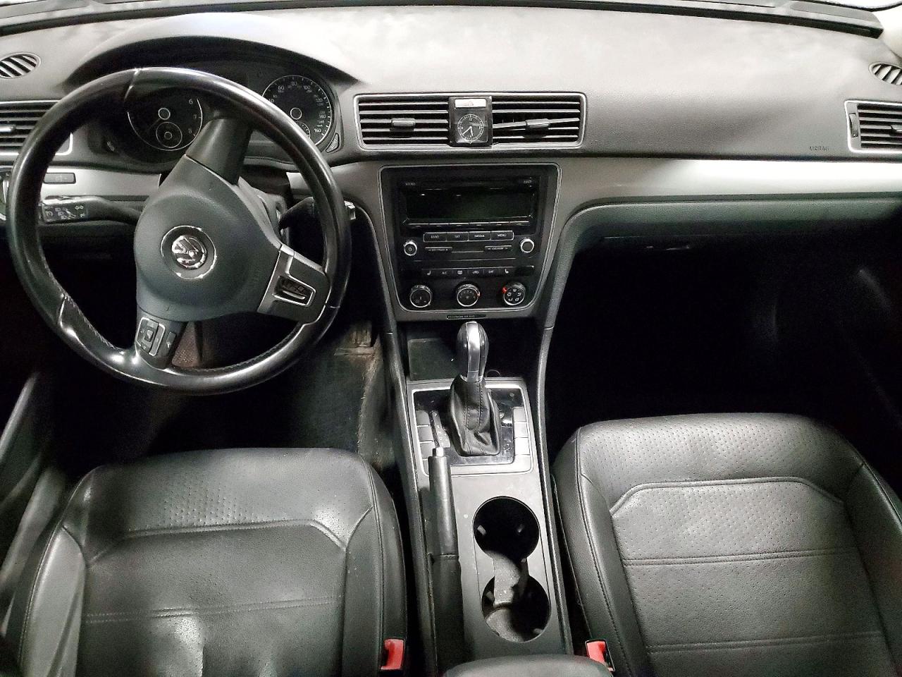 2015 VOLKSWAGEN PASSAT S photo 8