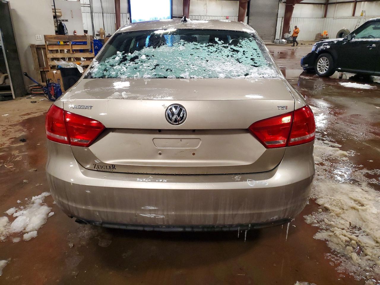 2015 VOLKSWAGEN PASSAT S photo 6