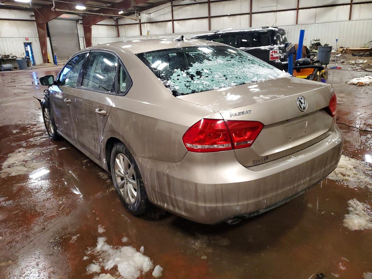 2015 VOLKSWAGEN PASSAT S photo 2