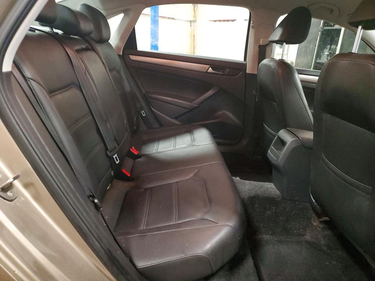 2015 VOLKSWAGEN PASSAT S photo 10