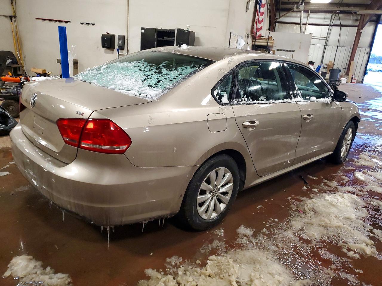 2015 VOLKSWAGEN PASSAT S photo 3