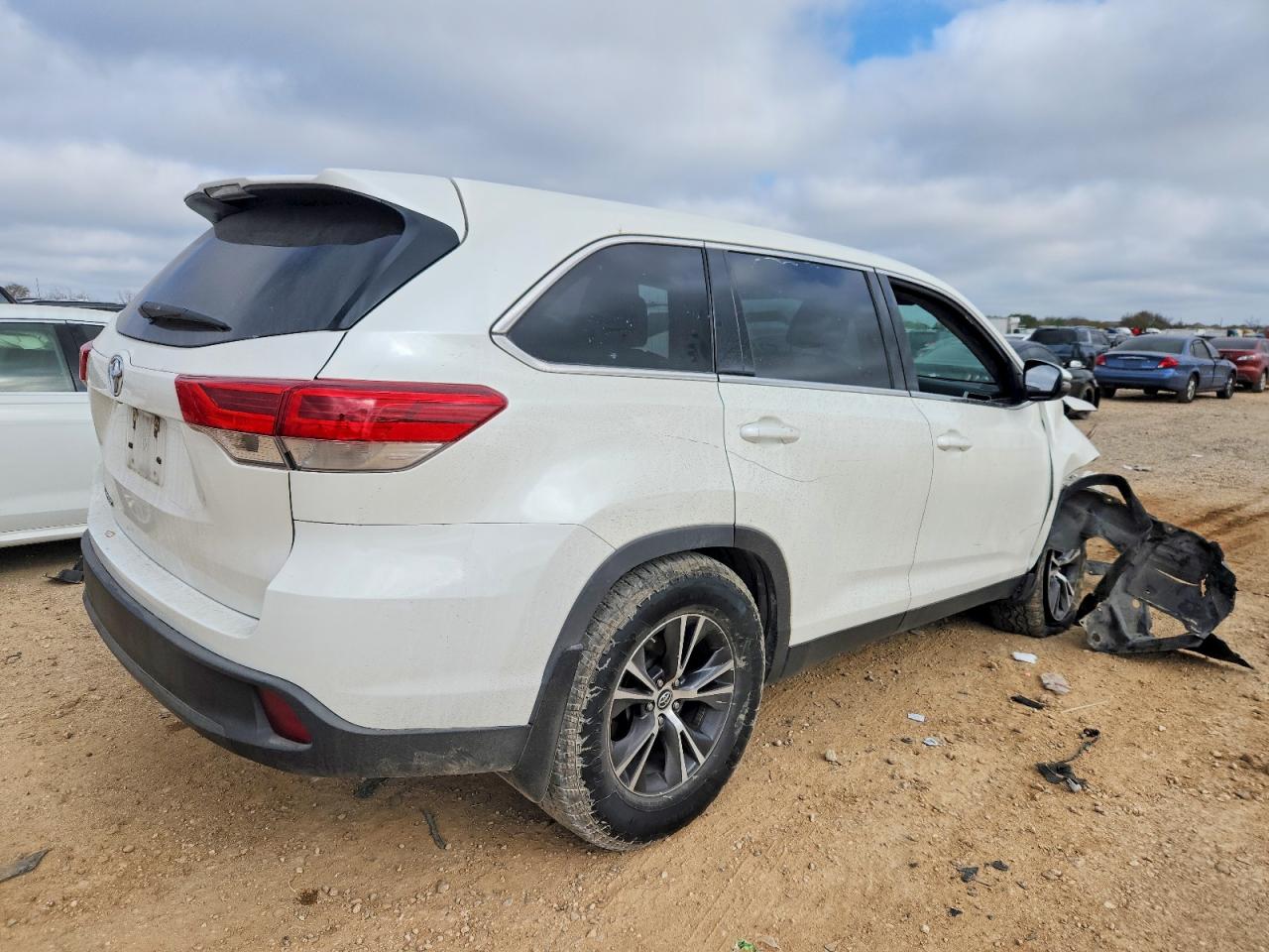 2019 TOYOTA HIGHLANDER LE photo 7