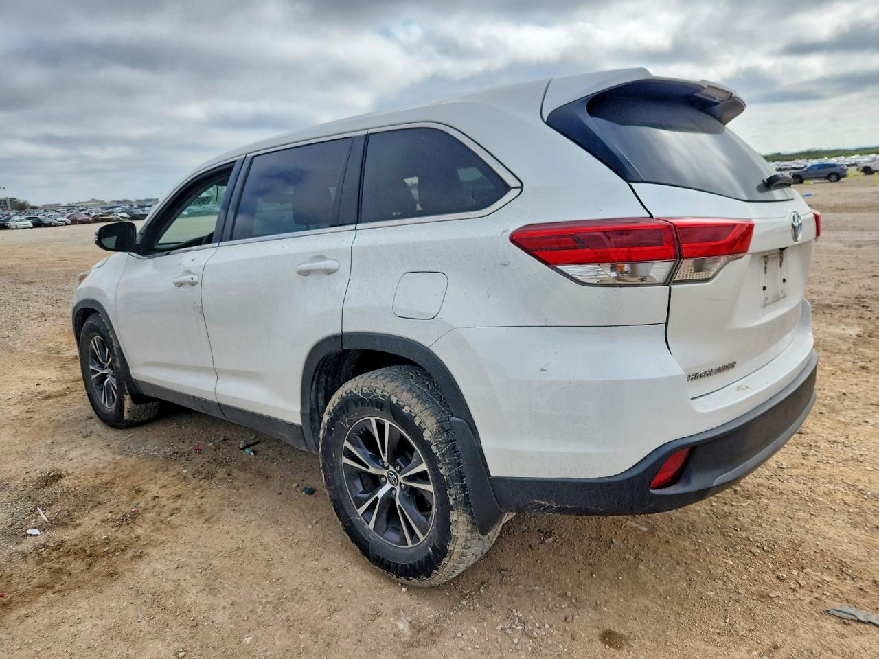 2019 TOYOTA HIGHLANDER LE photo 4