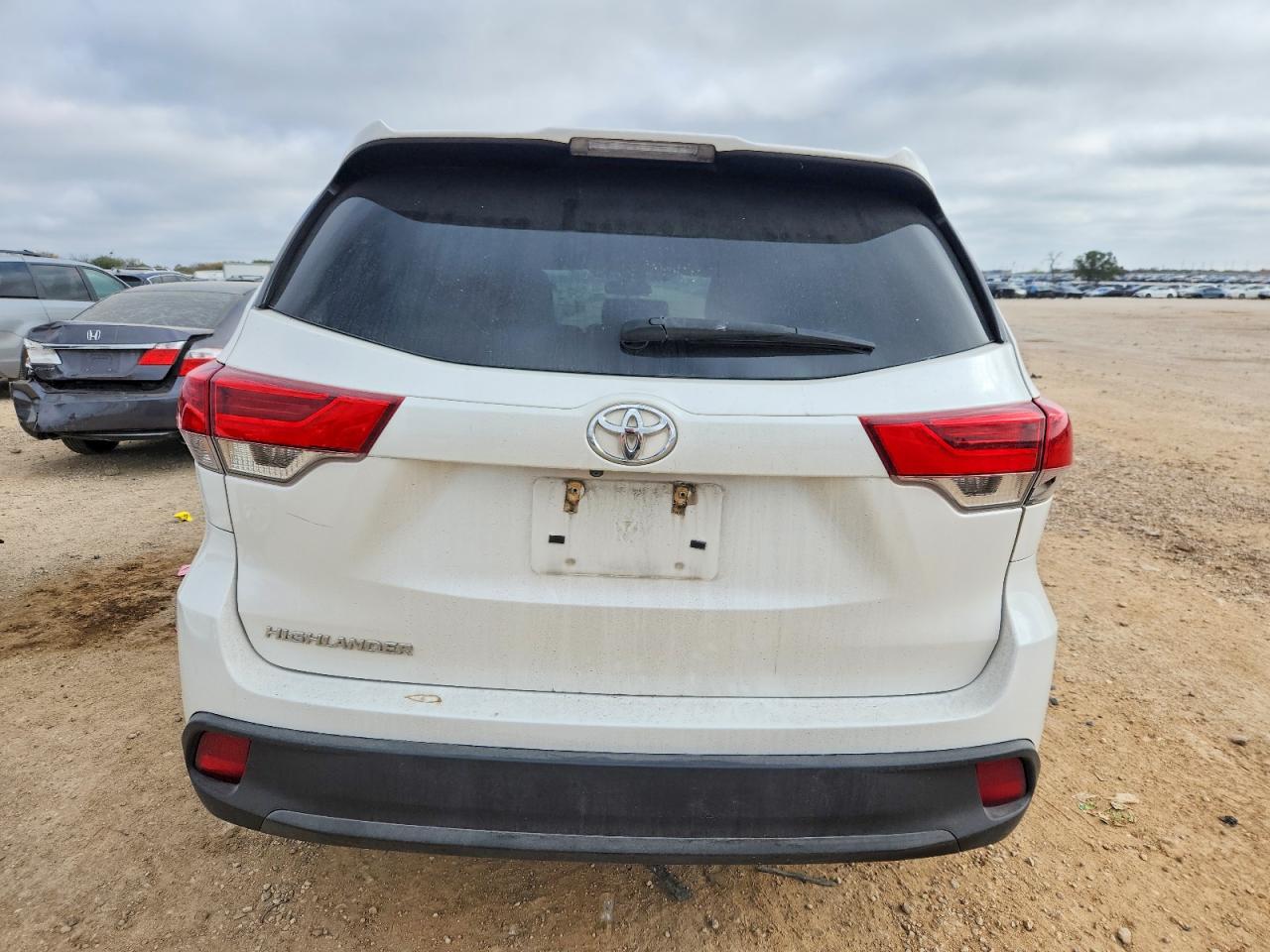 2019 TOYOTA HIGHLANDER LE photo 16