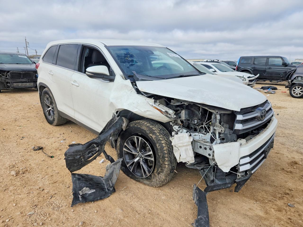 2019 TOYOTA HIGHLANDER LE photo 10