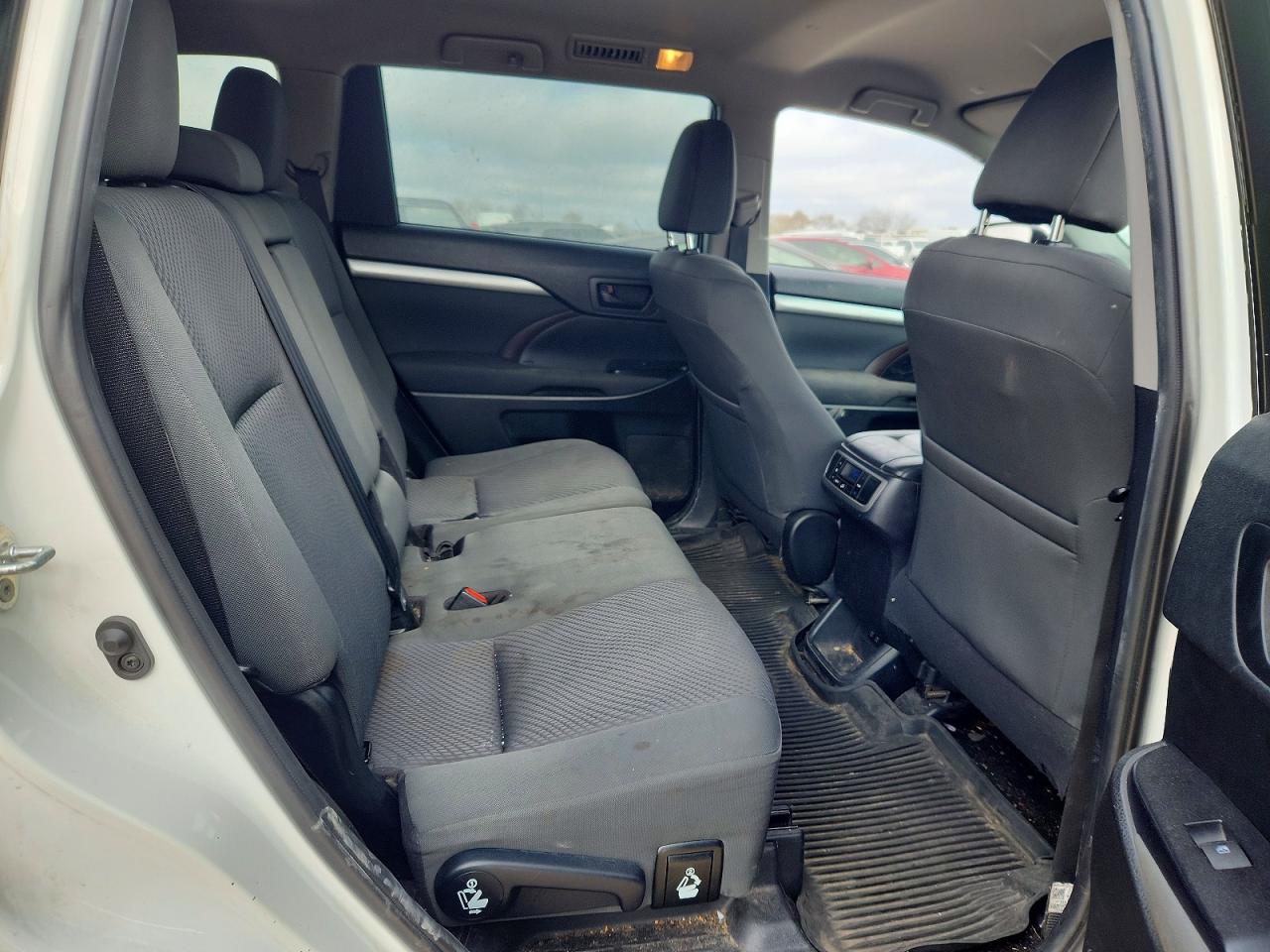 2019 TOYOTA HIGHLANDER LE photo 31