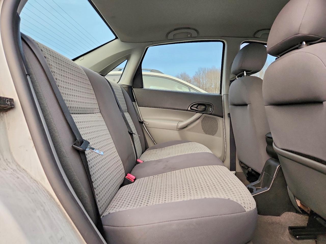 2006 FORD FOCUS ZX4 photo 10