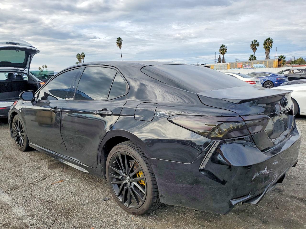 2018 TOYOTA CAMRY XSE photo 2