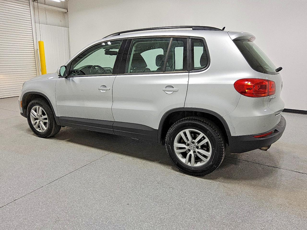 2016 VOLKSWAGEN TIGUAN S photo 2