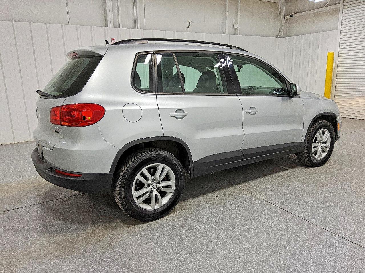 2016 VOLKSWAGEN TIGUAN S photo 3