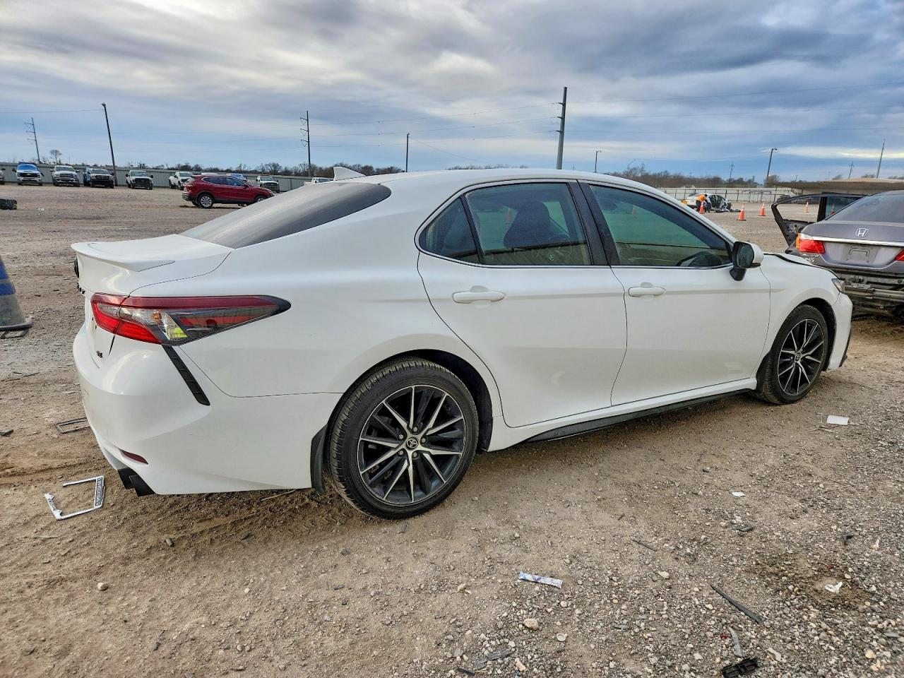 2021 TOYOTA CAMRY SE photo 3