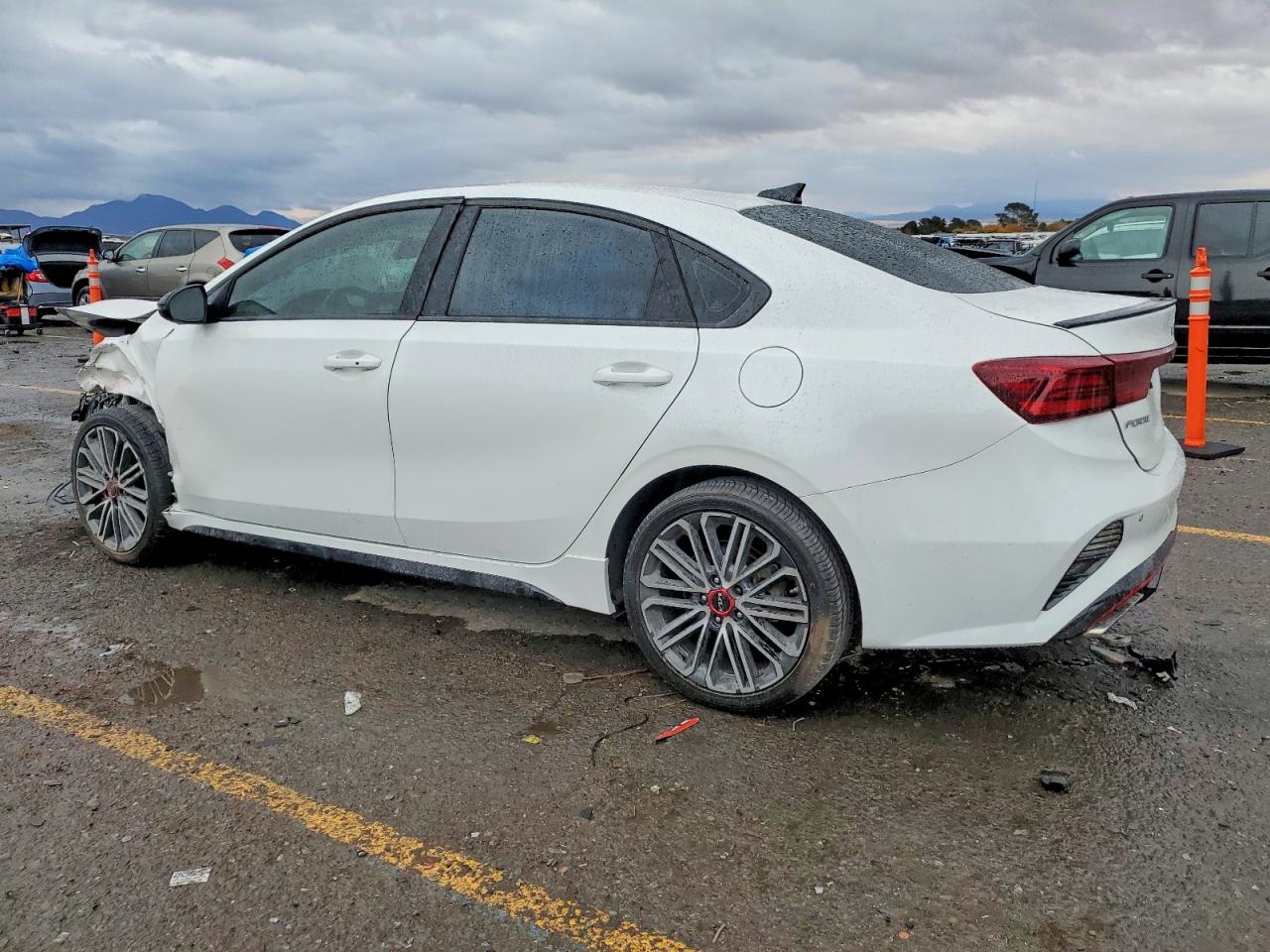 2023 KIA FORTE GT photo 2