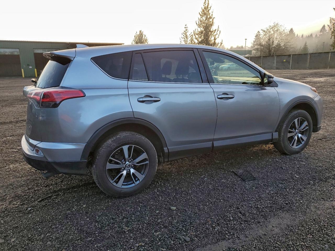 2018 TOYOTA RAV4 LE photo 3