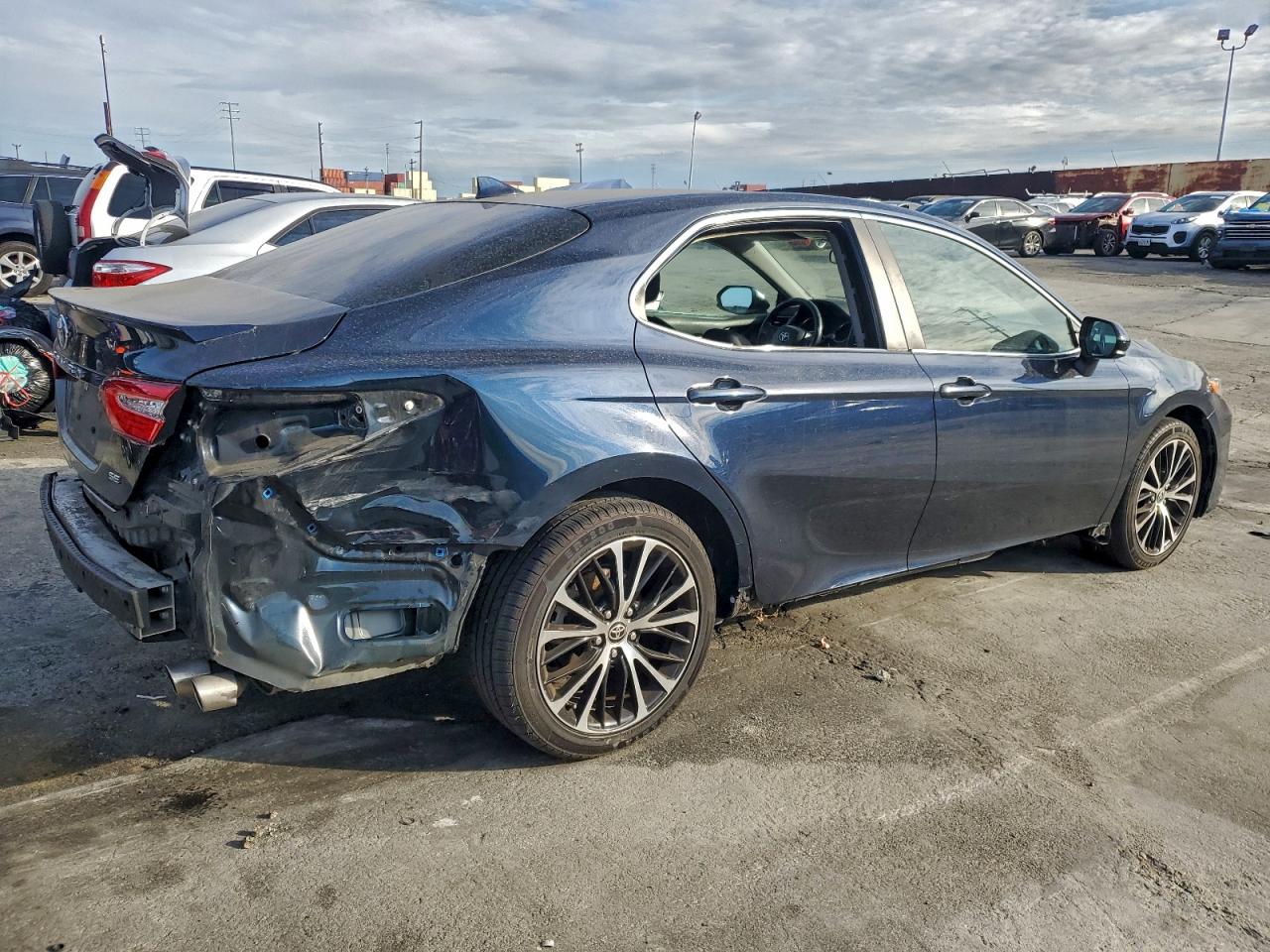 2020 TOYOTA CAMRY SE photo 3