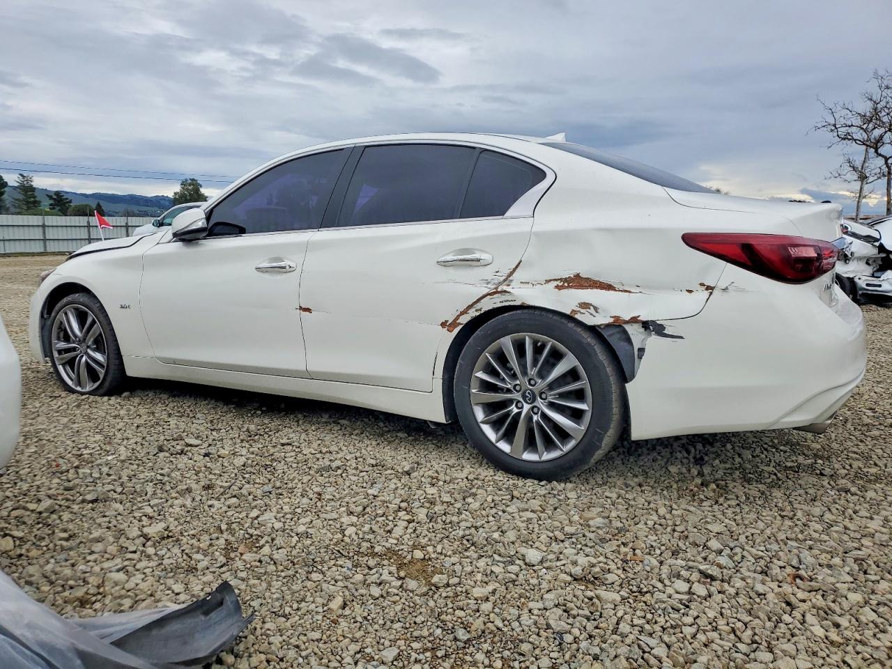 2018 INFINITI Q50 LUXE photo 3