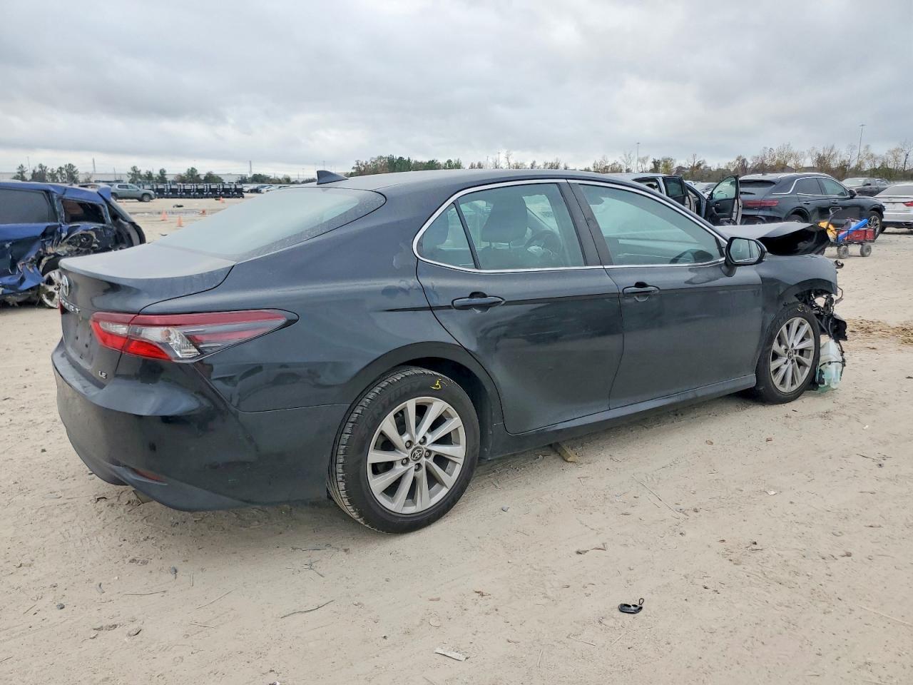 2022 TOYOTA CAMRY LE photo 3