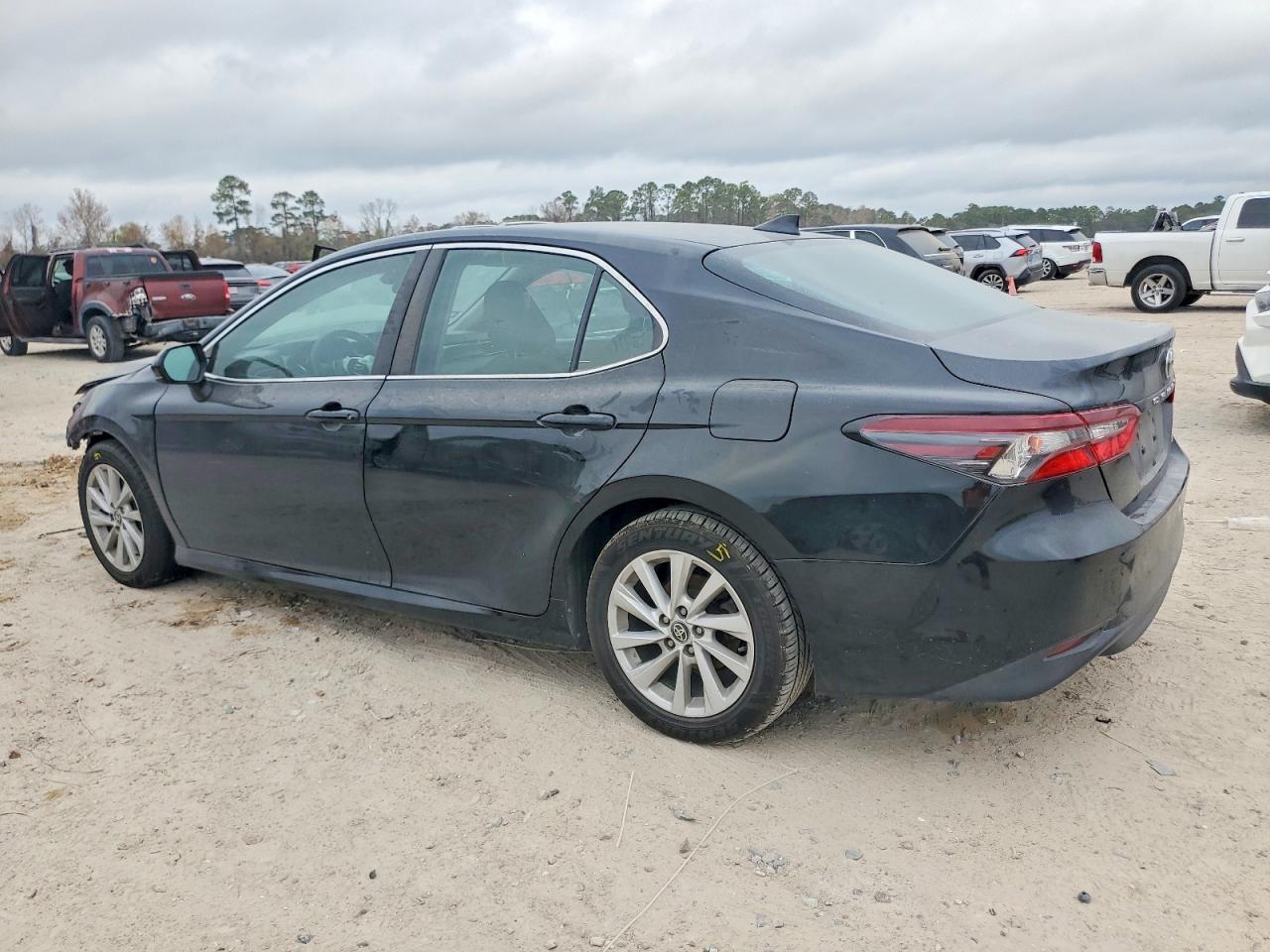 2022 TOYOTA CAMRY LE photo 2