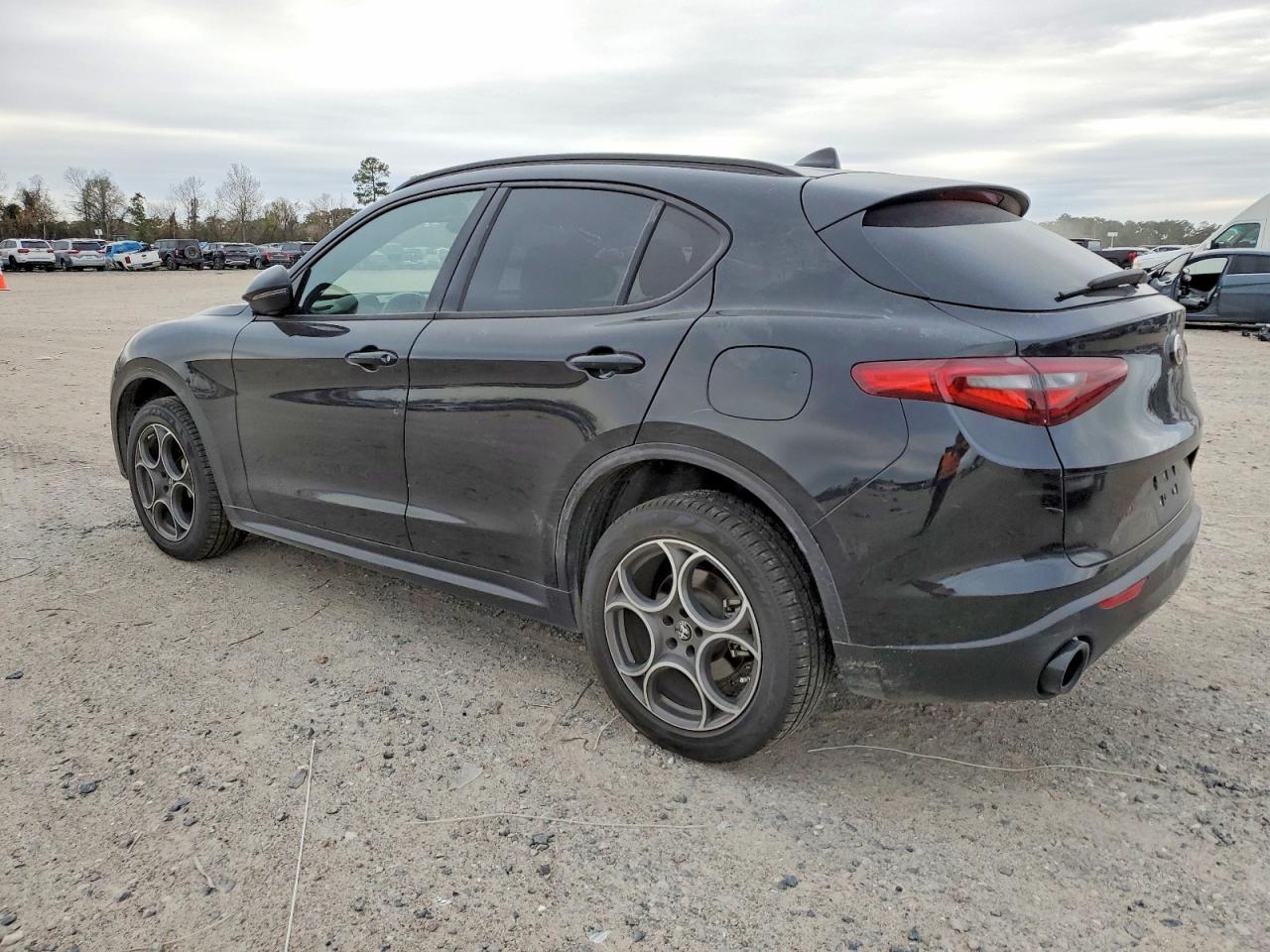 2022 ALFA ROMEO STELVIO photo 2