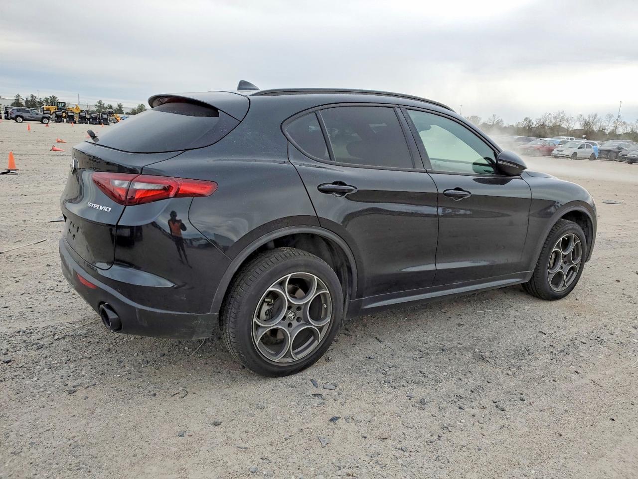 2022 ALFA ROMEO STELVIO photo 3