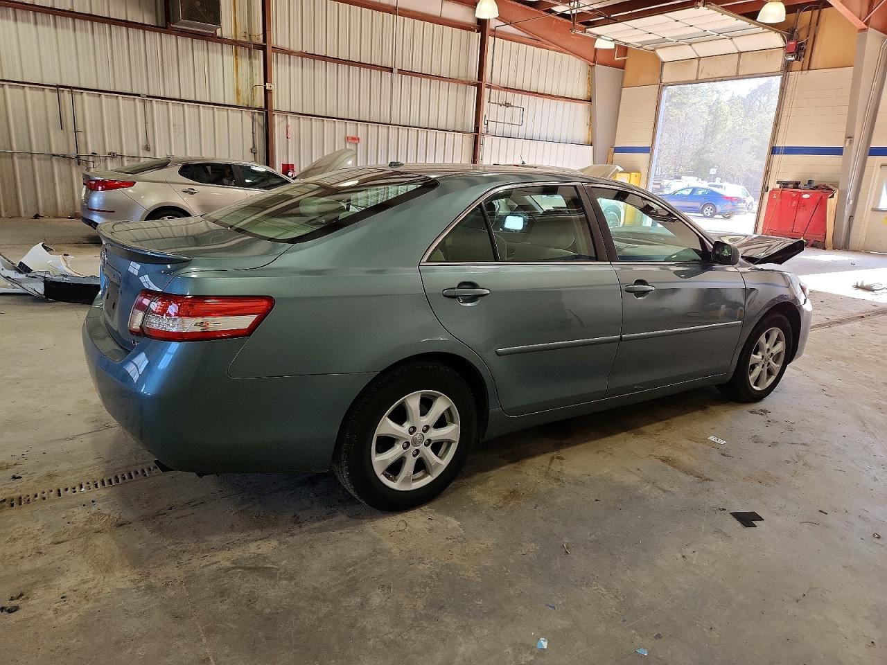 2011 TOYOTA CAMRY BASE photo 3