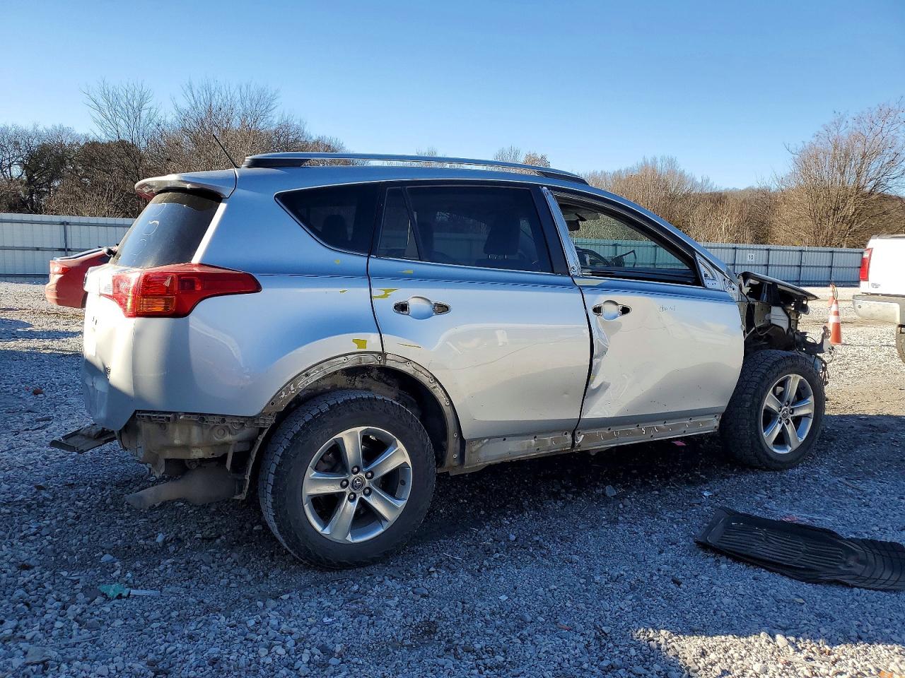 2015 TOYOTA RAV4 XLE photo 3
