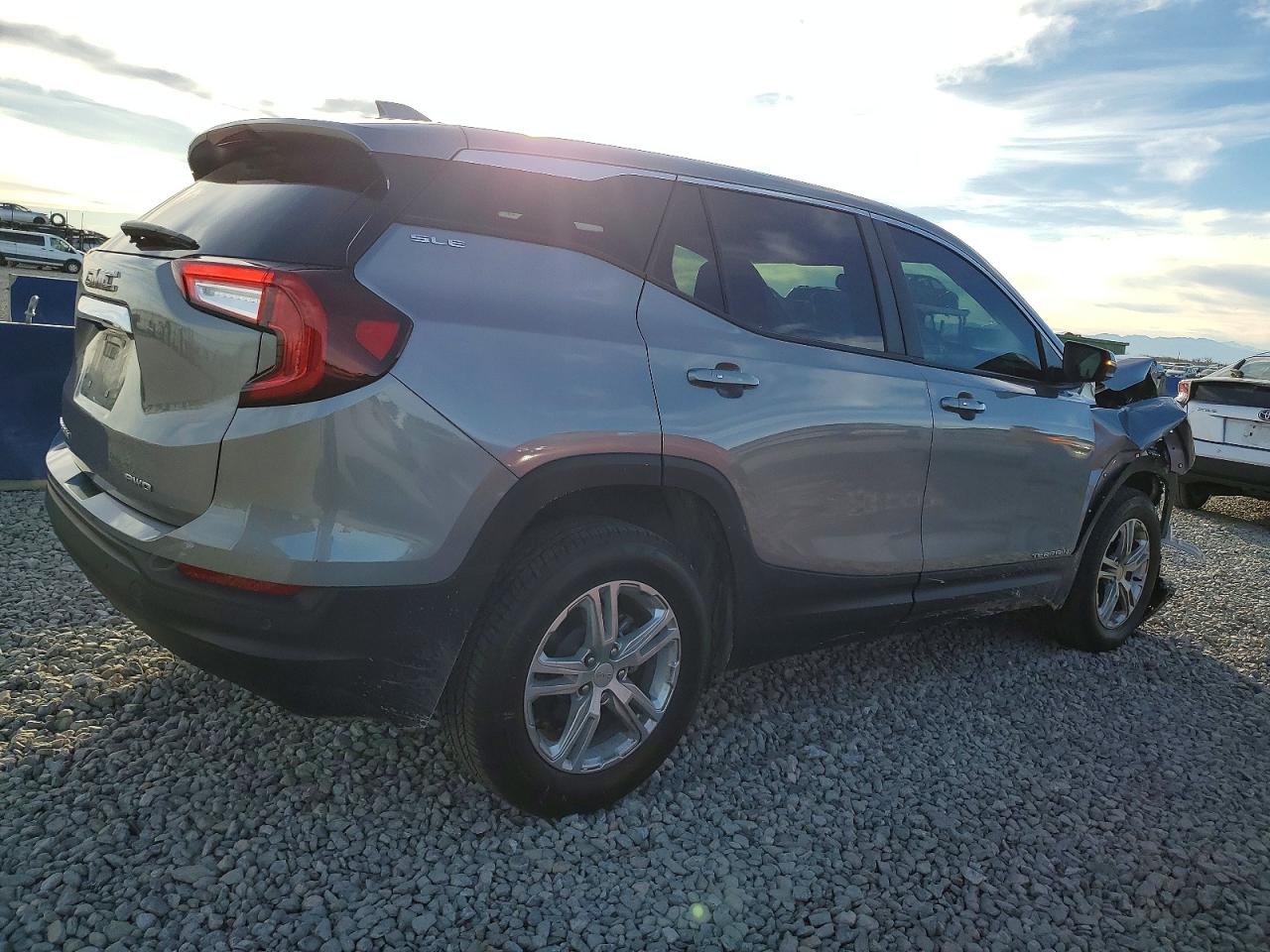 2024 GMC TERRAIN SLE photo 3