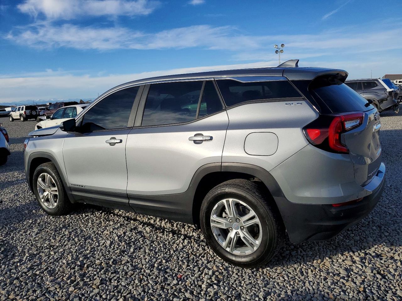 2024 GMC TERRAIN SLE photo 2
