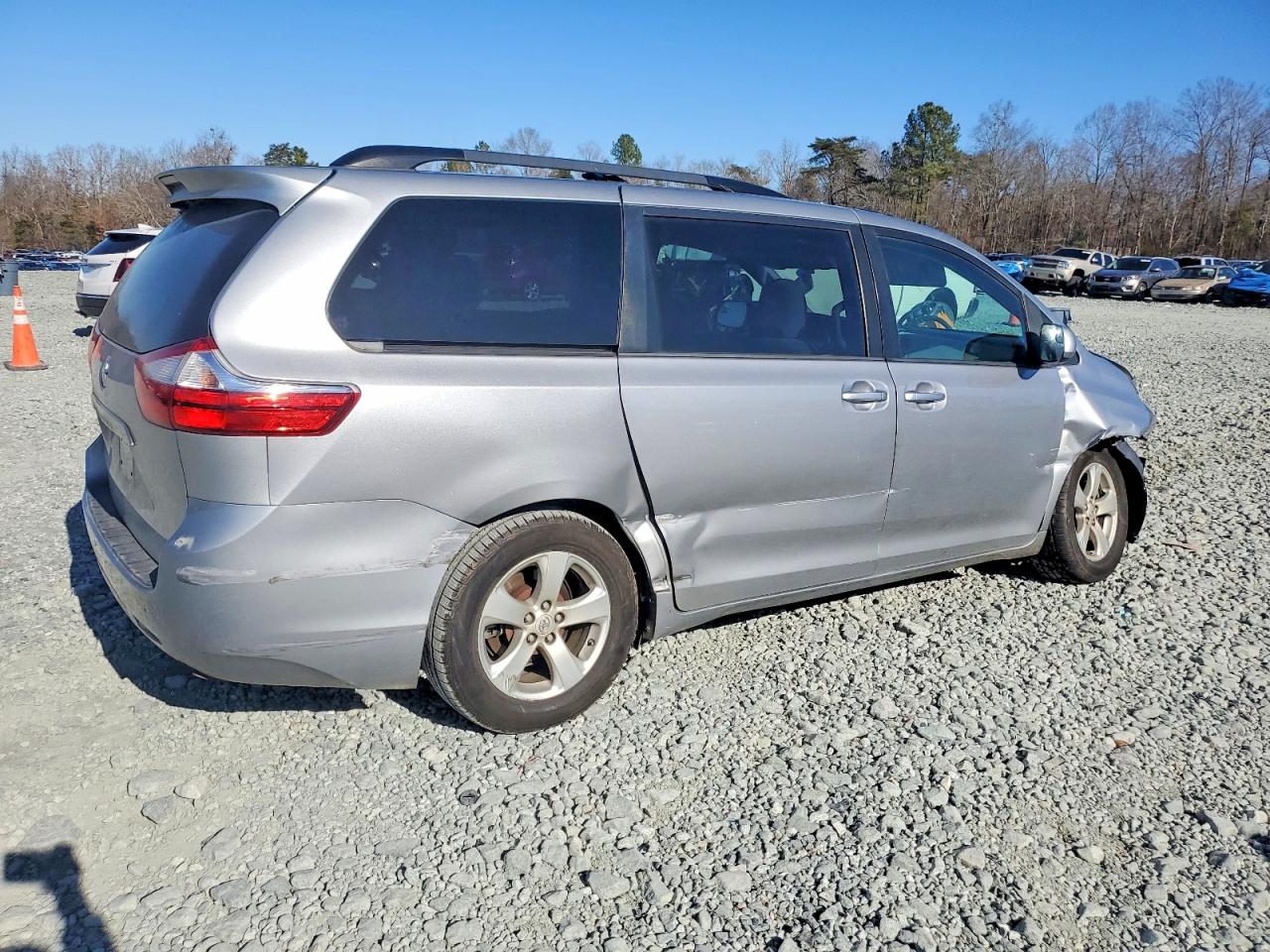2017 TOYOTA SIENNA LE photo 3