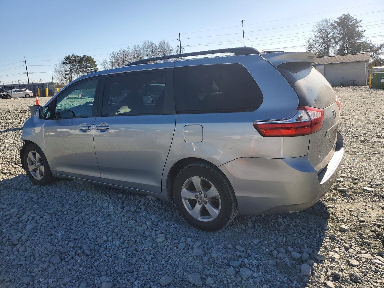 2017 TOYOTA SIENNA LE photo 2