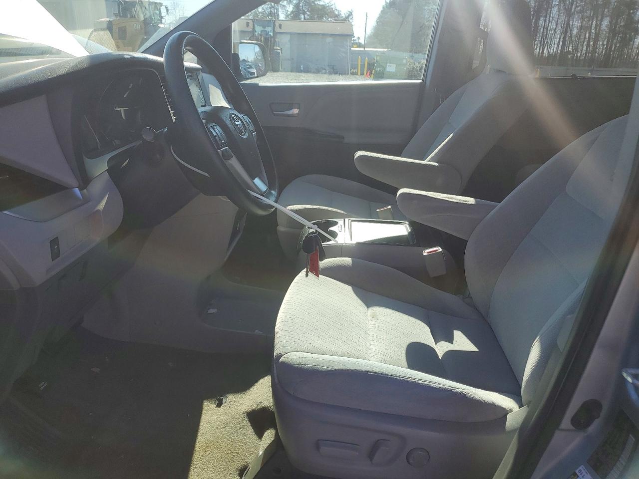2017 TOYOTA SIENNA LE photo 7