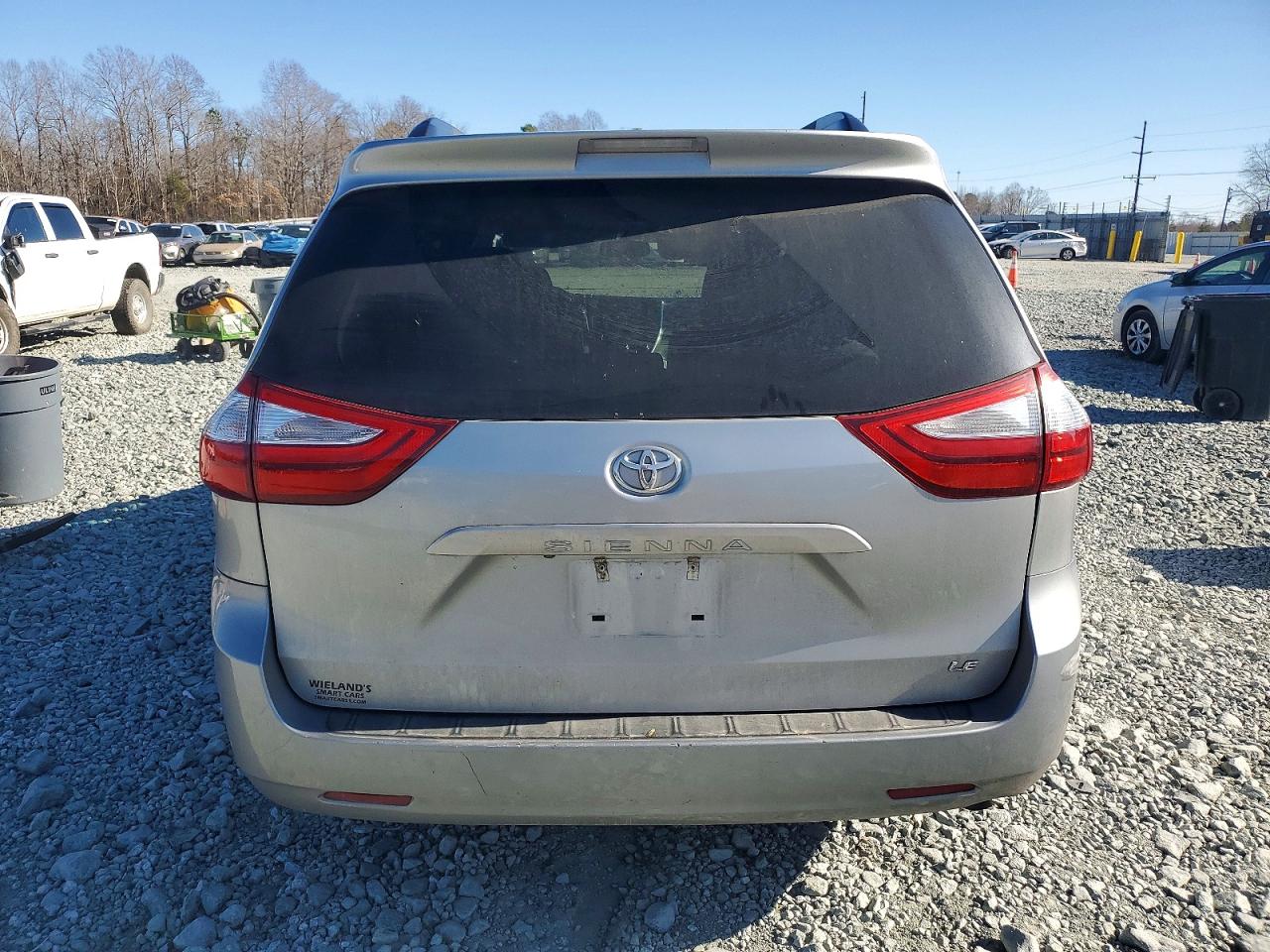2017 TOYOTA SIENNA LE photo 6