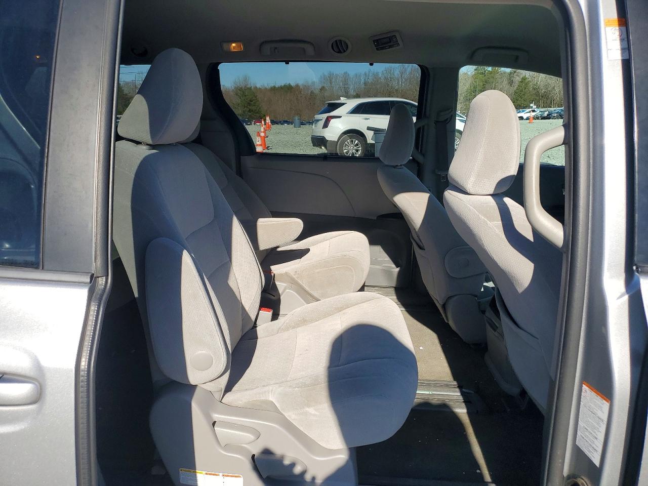 2017 TOYOTA SIENNA LE photo 11