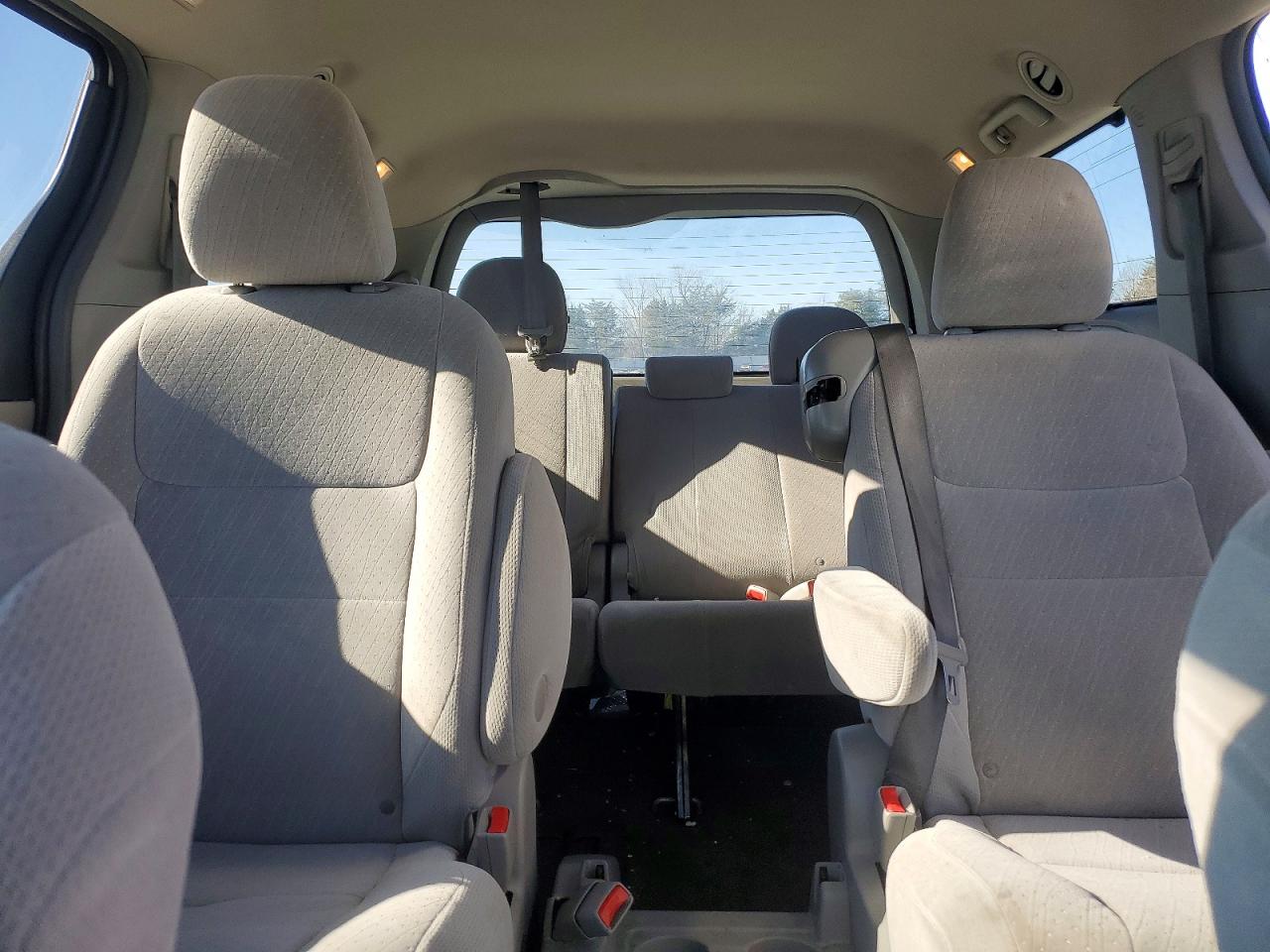 2017 TOYOTA SIENNA LE photo 10