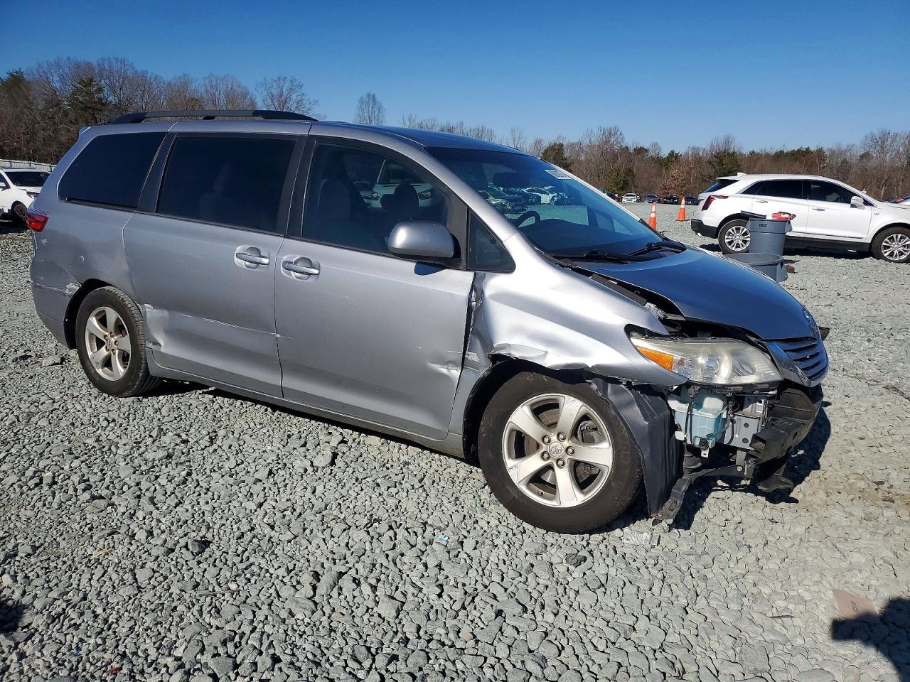2017 TOYOTA SIENNA LE photo 4