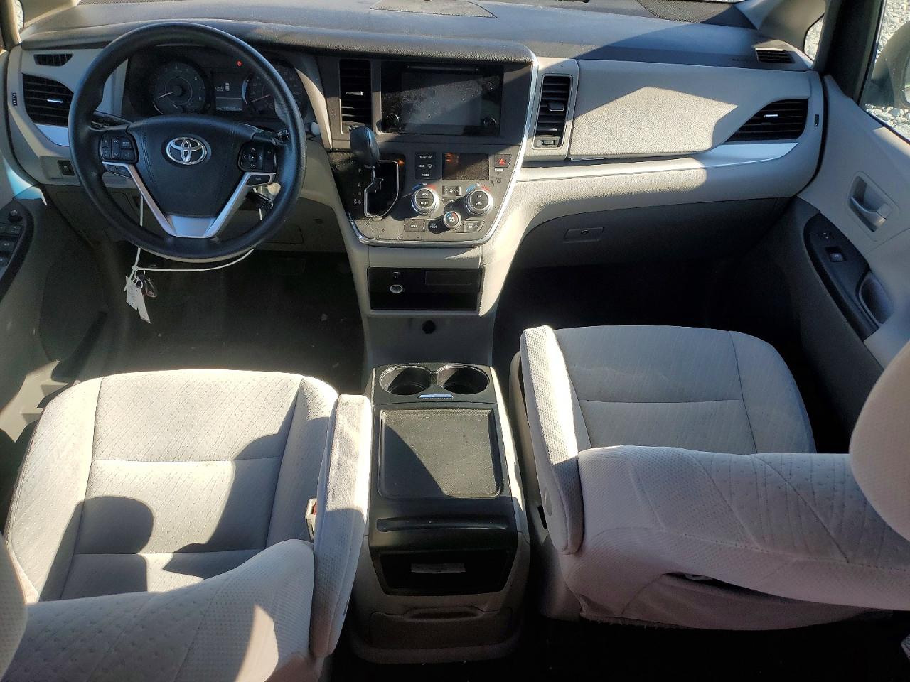 2017 TOYOTA SIENNA LE photo 8