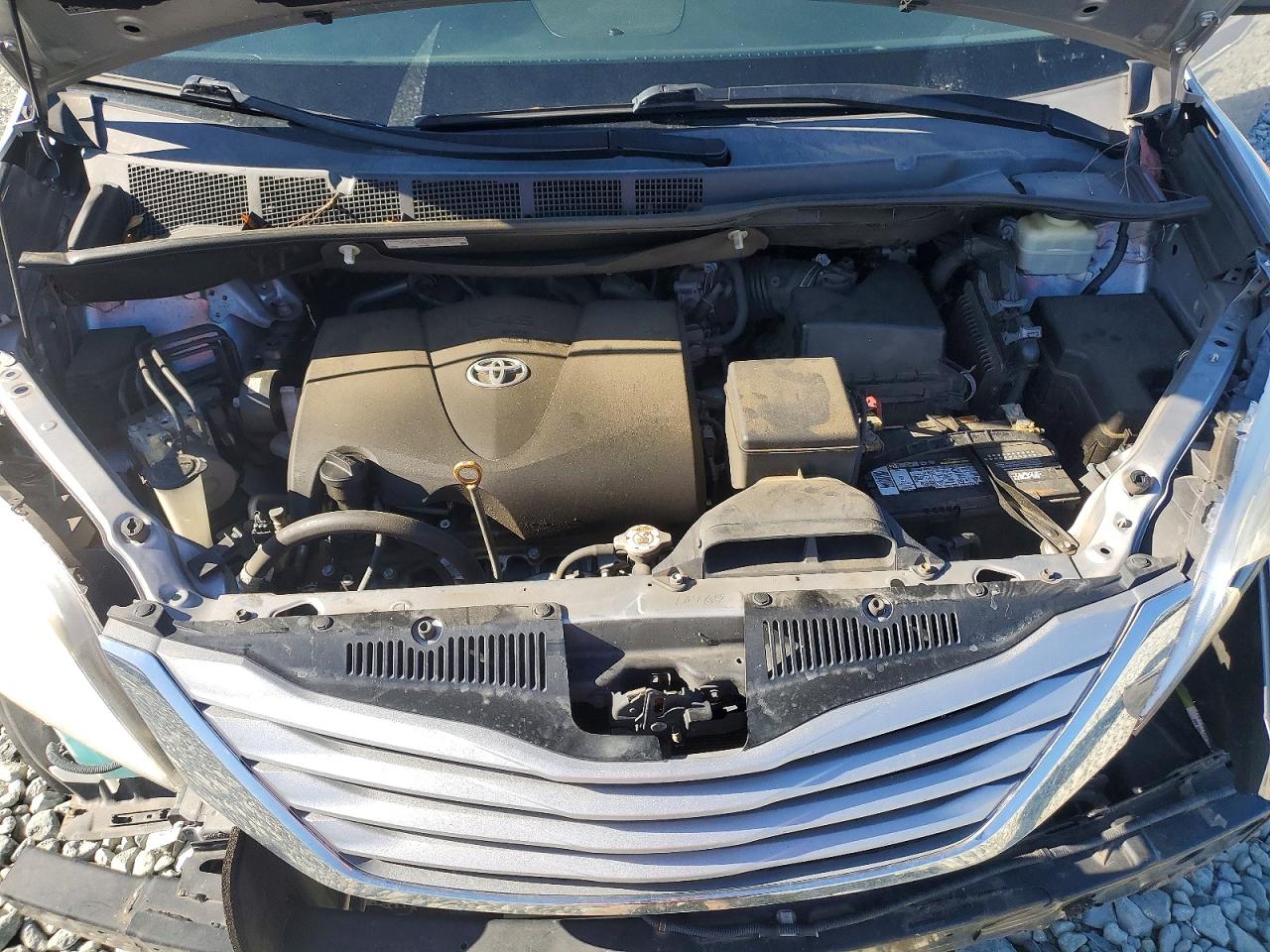 2017 TOYOTA SIENNA LE photo 12