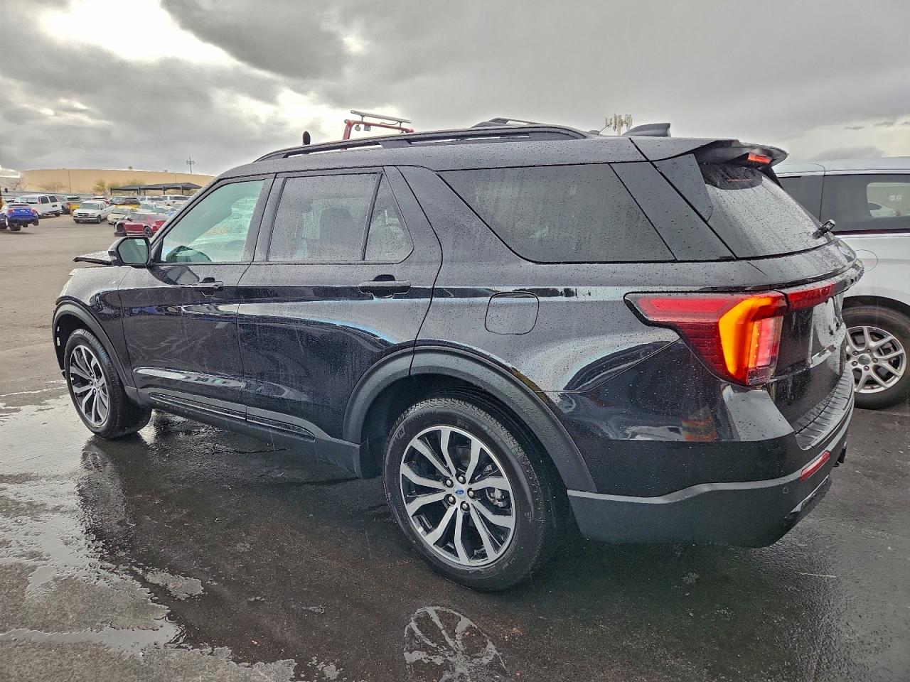 2025 FORD EXPLORER ST-LINE photo 2