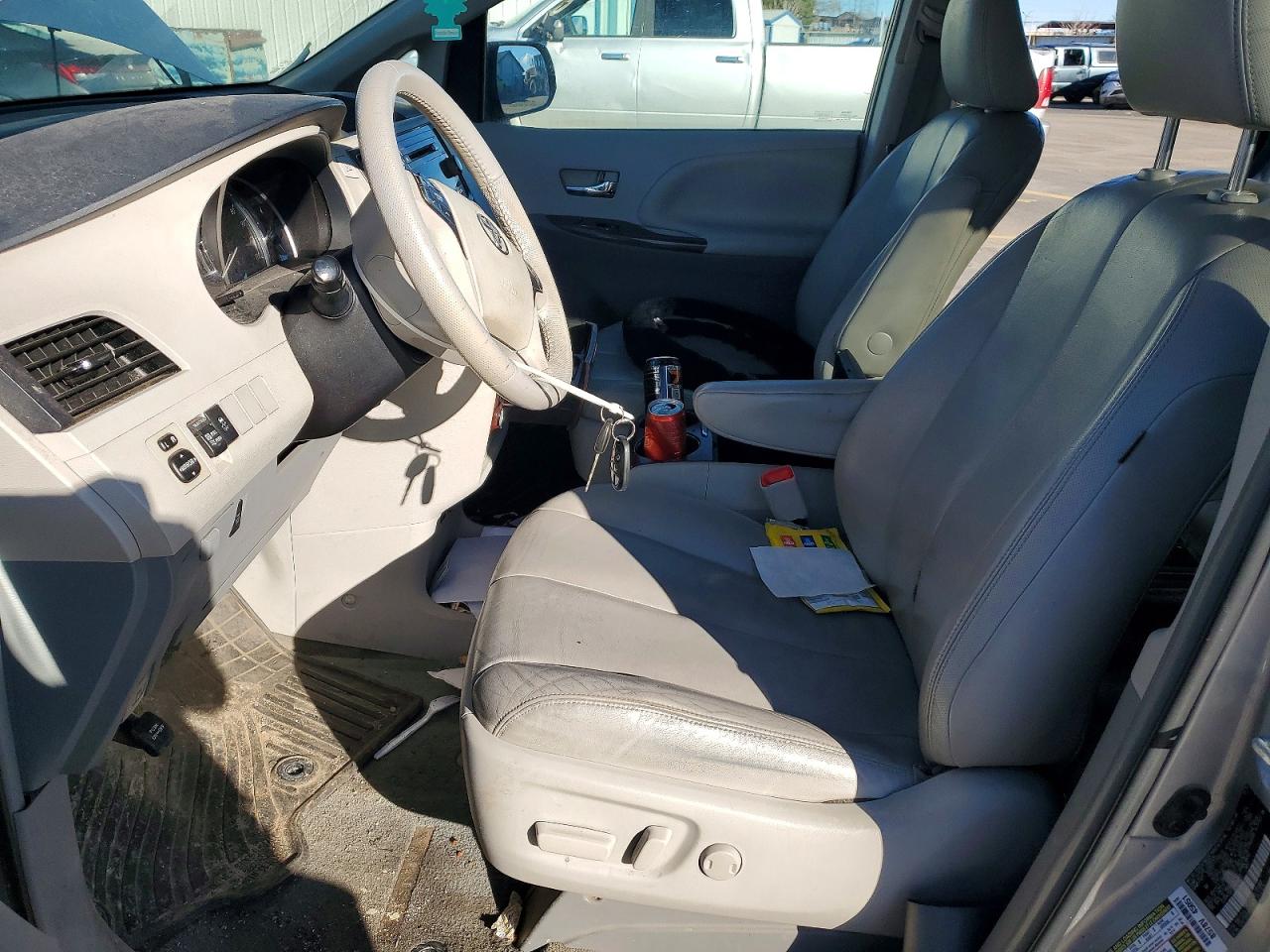 2014 TOYOTA SIENNA XLE photo 7