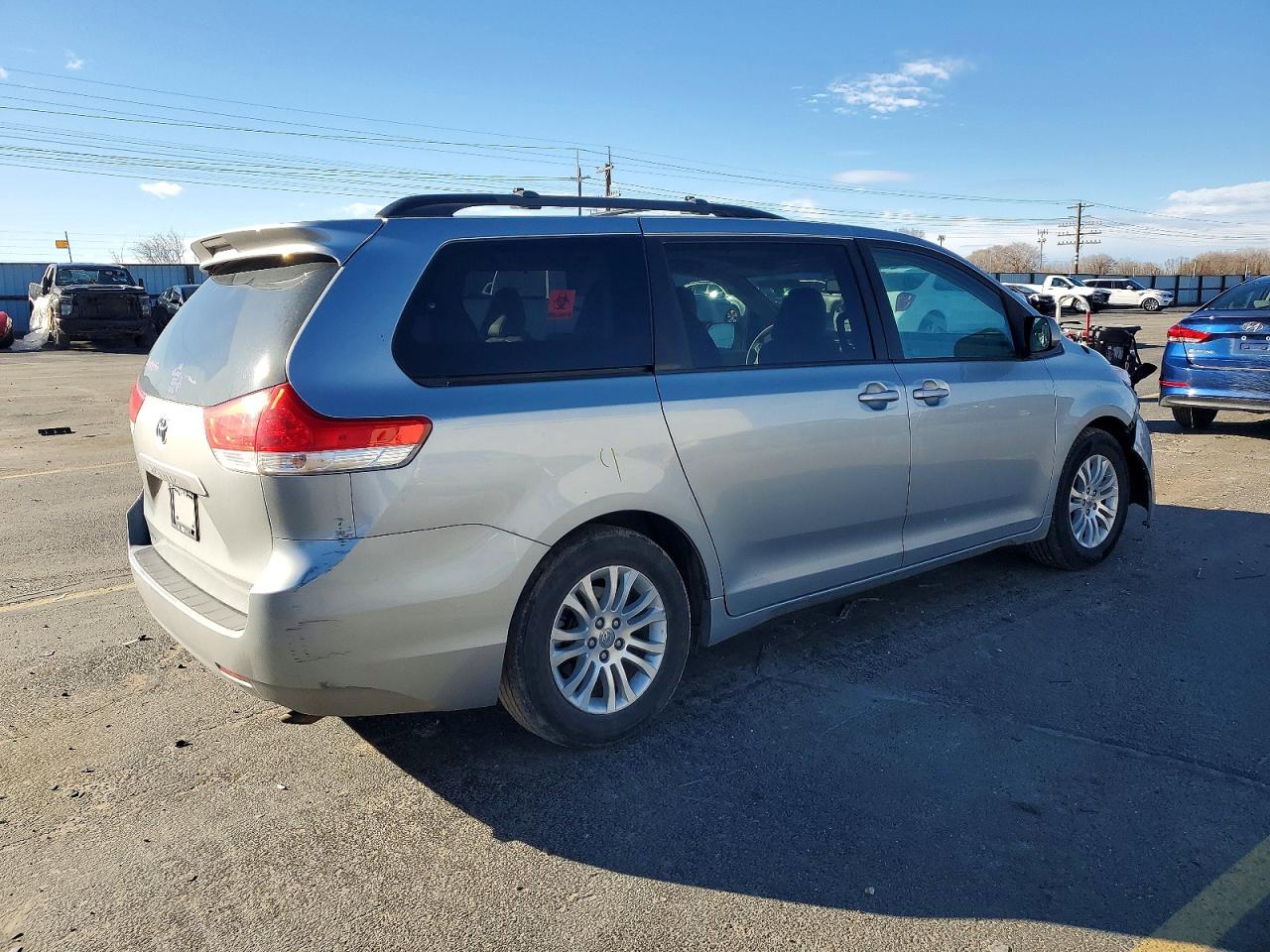 2014 TOYOTA SIENNA XLE photo 3
