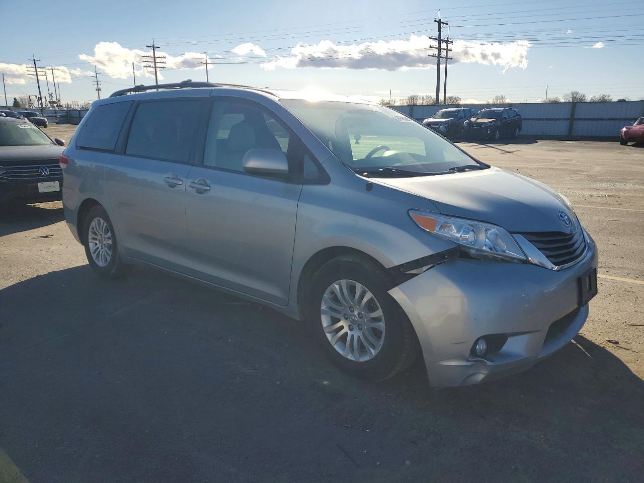 2014 TOYOTA SIENNA XLE photo 4